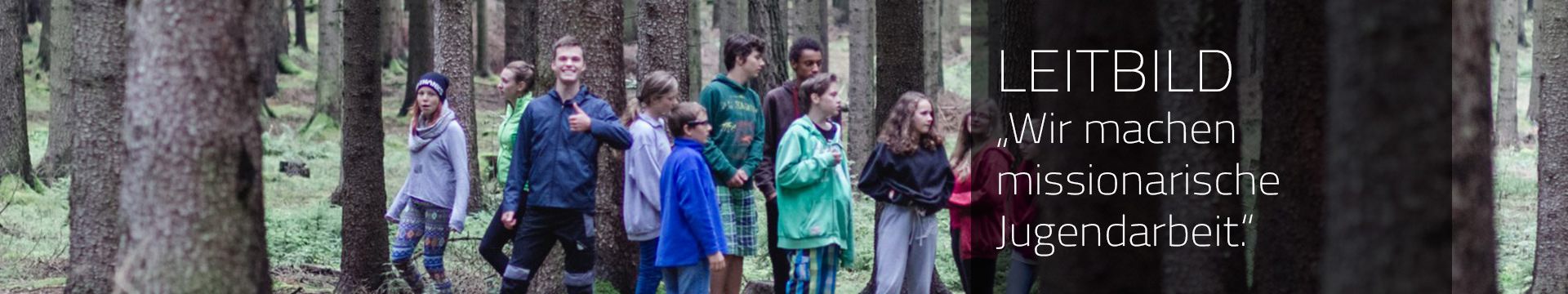 Bild von Jugendlichen im Wald